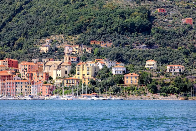 Vue de la petite ville multicolore de Fezzano. Fezzano est situé dans la province de La Spezia, en Ligurie, près de Portovenere et des Cinque Terre. Italie