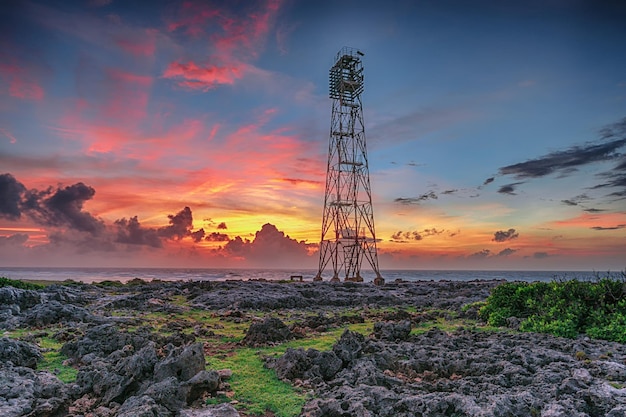 vue sur le phare de l'île au coucher du soleil