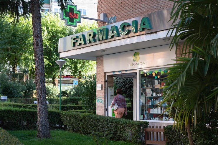 Photo vue d'une pharmacie de quartier dans une ville espagnole