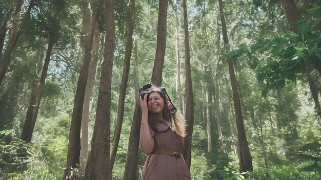 Vue d'un photographe avec des caméras dans les arbres image de qualité HD