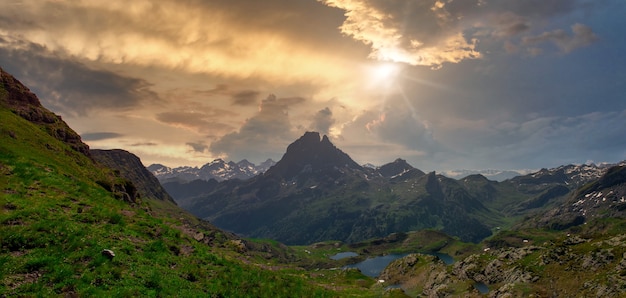 Vue sur le Pic du Midi Ossau et le lac d'Ayous dans les Pyrénées françaises