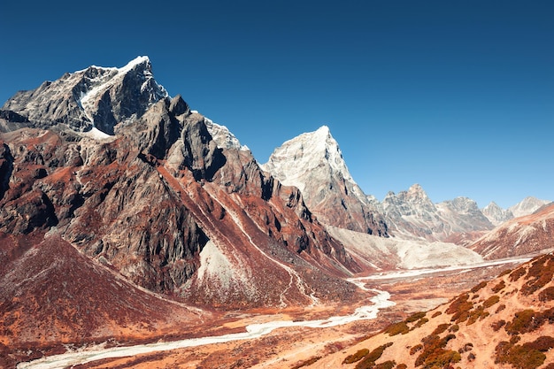 Vue des pics Taboche et Cholatse dans les montagnes de l'Himalaya, Népal. Vallée du Khumbu, région de l'Everest, Népal. Paysage d'automne