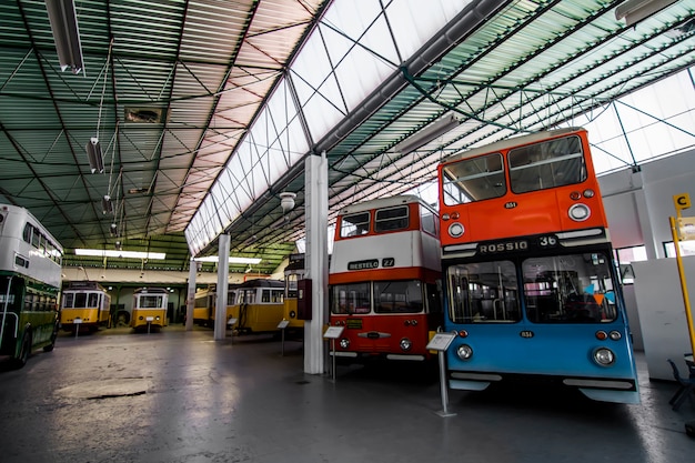 Vue d&#39;une pièce de musée de l&#39;histoire des tramways électriques à Lisbonne, au Portugal.