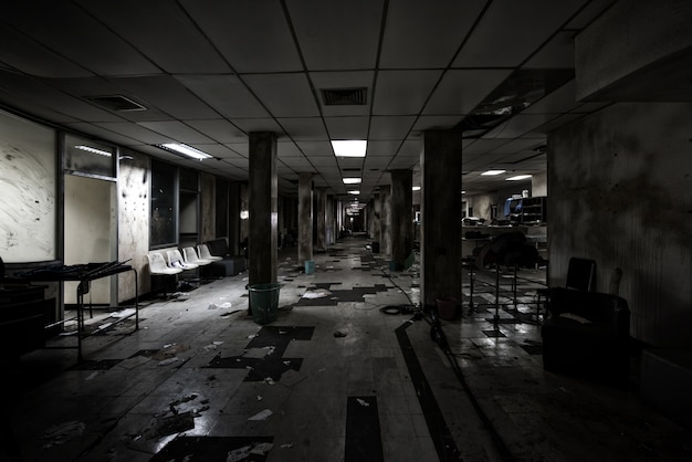 Vue de la pièce sombre abandonnée à l&#39;hôpital psychiatrique