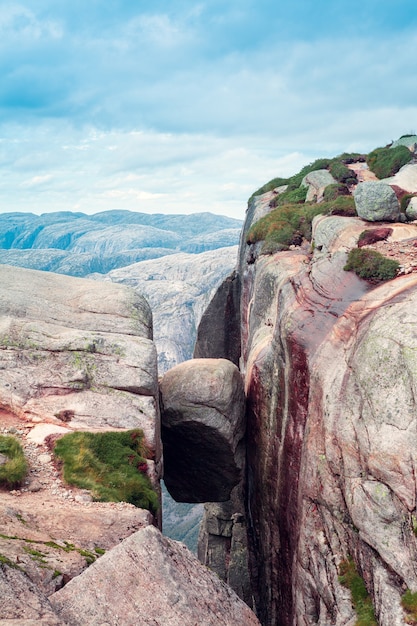 Vue de la pierre Kjerag dans les montagnes de Norvège