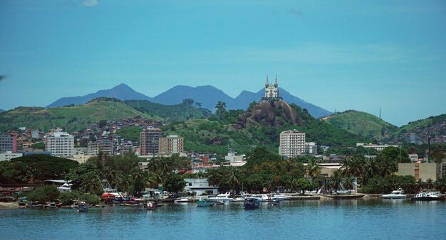 Vue sur "Piscinão de Ramos" et quelques bateaux dans la baie de Guanabara avec l'église de Penha et de nombreuses montagnes en arrière-plan. Rio de Janeiro, RJ, Brésil. janvier 2021.