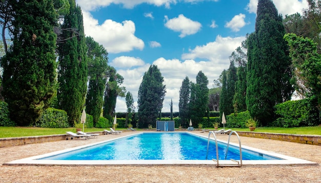 Vue de la piscine sur un ciel nuageux