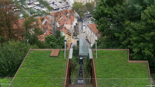 Photo vue de la piscine dans le parc