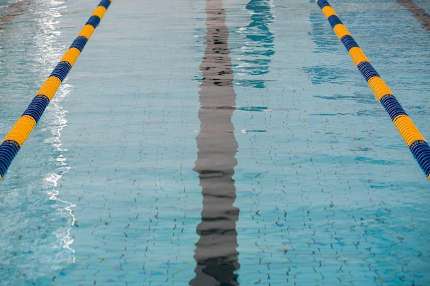 La vue d'une piscine publique vide à l'intérieur Couloirs d'une piscine de compétition Concept sportif