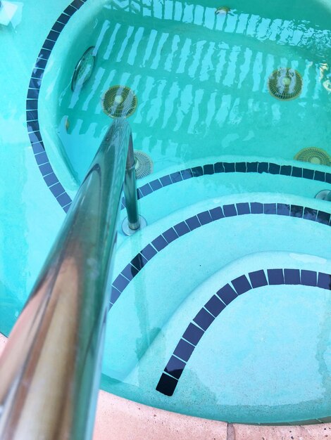 Photo vue de la piscine sous un angle élevé