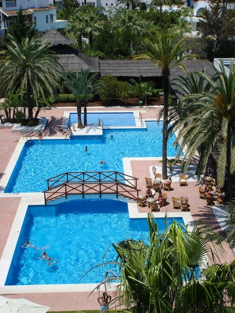 Vue sur les piscines de l'hôtel le jour d'été Vue de dessus Marbella Espagne