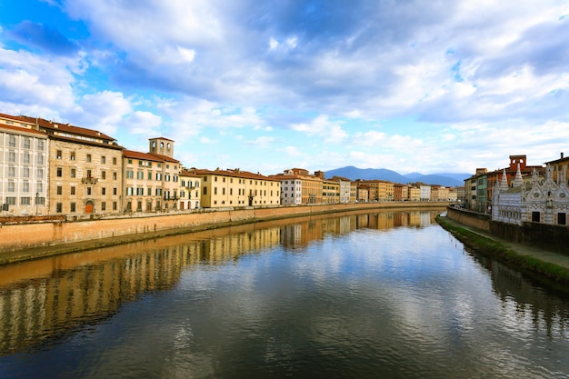 Vue de Pise Bâtiments le long de la rivière Arno point de repère italien Toscane