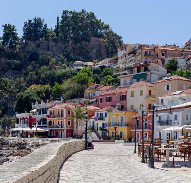 Vue pittoresque de la célèbre station balnéaire de Parga lors d'une journée d'été ensoleillée région de l'Épire Grèce