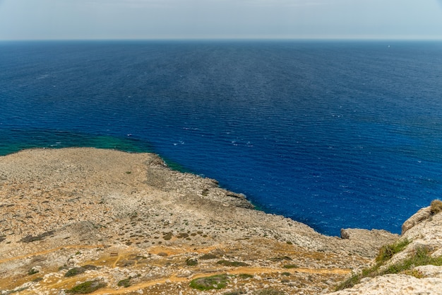 Une vue pittoresque sur la côte méditerranéenne du haut de la montagne