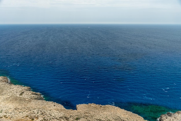 Une vue pittoresque sur la côte méditerranéenne du haut de la montagne