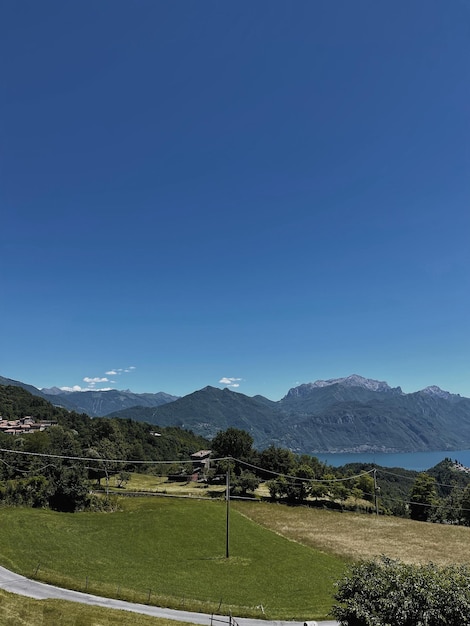 Vue pittoresque du ciel de colline de montagne de champ Paysage d'été pittoresque