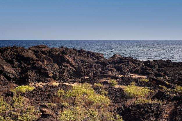 Vue sur la pittoresque falaise de lave de l'île de Linosa