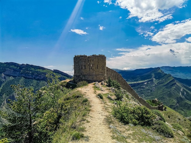 Vue pittoresque de la forteresse de Gunib UN mur protecteur Russie Daghestan juin 2021