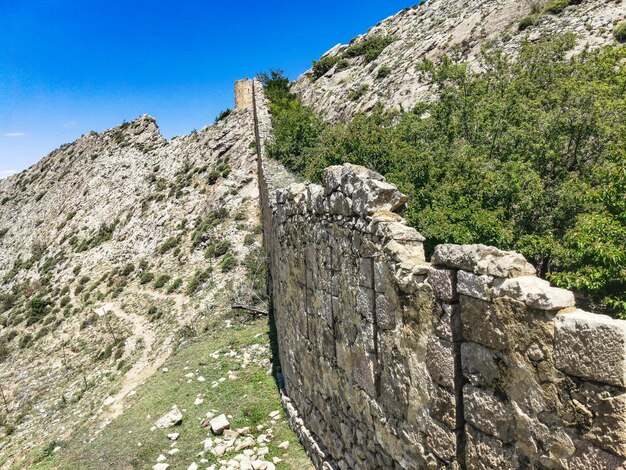 Vue pittoresque de la forteresse de Gunib UN mur protecteur Russie Daghestan juin 2021