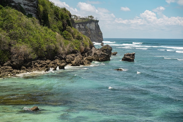 Vue pittoresque de gros rochers au-dessus des vagues de l'océan à Bali photo stock
