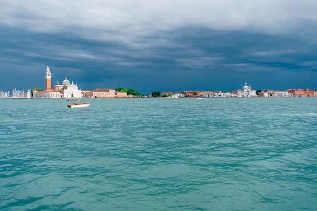 vue pittoresque sur l'île de San Giorgio Maggiore à Venise