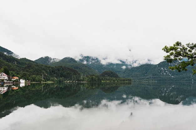 Vue pittoresque sur le lac avec des montagnes et des nuages reflets Paysage naturel pittoresque Voyage de vacances d'été