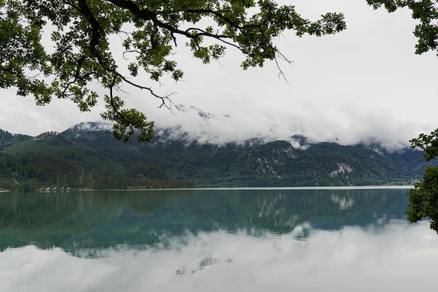 Vue pittoresque sur le lac avec des reflets de montagnes et de nuages Paysage calme et idyllique pittoresque