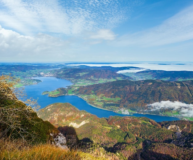 Photo vue pittoresque sur les lacs de montagne des alpes d'automne depuis le point de vue de schafberg salzkammergut haute-autriche belle randonnée de voyage scène de concept de beauté saisonnière et naturelle