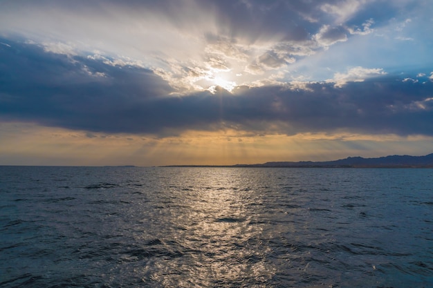 La vue pittoresque sur la mer sur fond de coucher de soleil