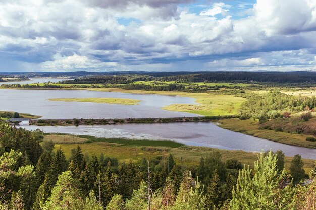 Vue pittoresque de la montagne à la baie en Carélie Nature du Nord Voyager en Russie