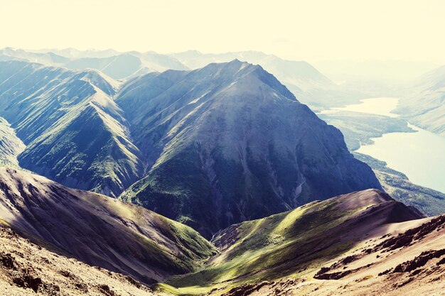 Vue pittoresque sur la montagne dans les Rocheuses canadiennes en été