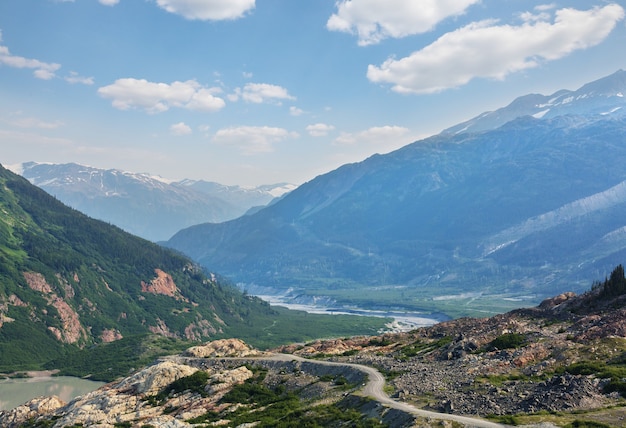 Vue pittoresque sur les montagnes des Rocheuses canadiennes en saison estivale