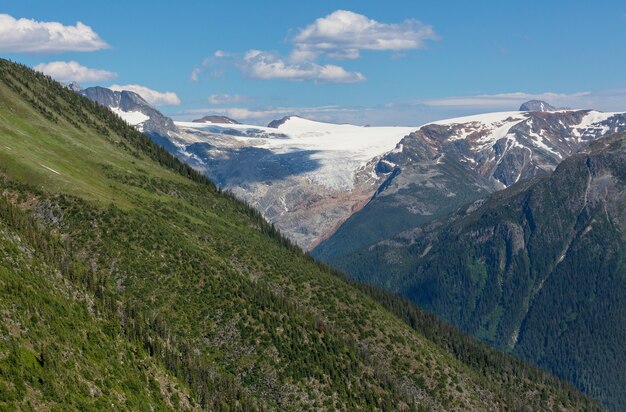 Vue pittoresque sur les montagnes des Rocheuses canadiennes