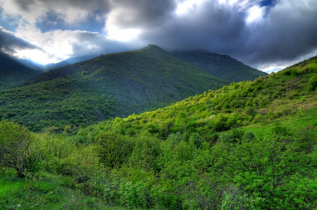 Vue pittoresque, nuages de pluie dans les montagnes