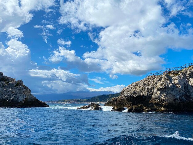 une vue pittoresque sur les rochers de la mer sur fond de côte sicilienne