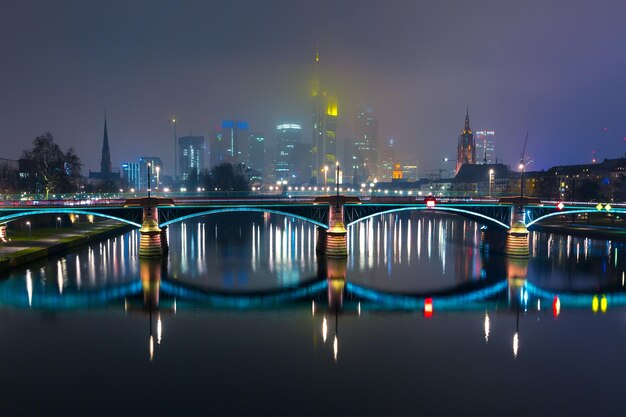 Vue pittoresque sur les toits de Francfort-sur-le-Main et le pont Ignatz Bubis Brucke pendant la soirée blue hou