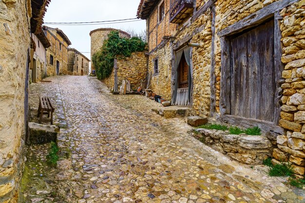 Vue pittoresque de la vieille ruelle du village de Calatanazor Soria