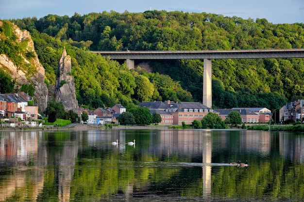 Photo vue de la pittoresque ville de dinant en belgique