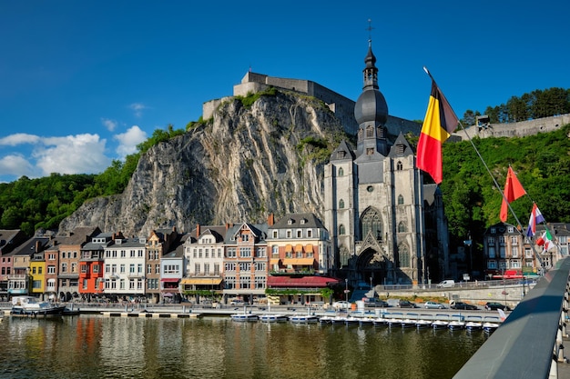 Vue sur la pittoresque ville de dinant en belgique