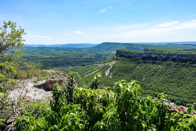 Vue sur les pittoresques montagnes de Crimée depuis la ville troglodyte de TepeKermen en été mai 2021 Crimée Russie