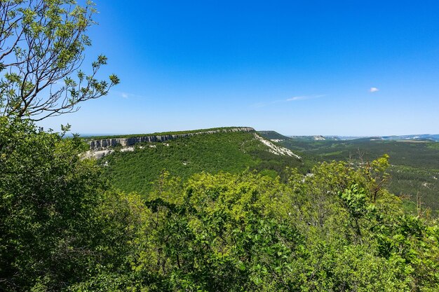 Vue sur les pittoresques montagnes de Crimée depuis la ville troglodyte de TepeKermen en été mai 2021 Crimée Russie