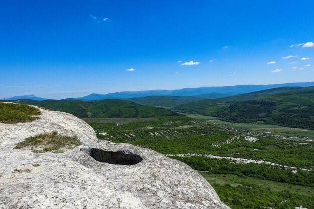 Vue sur les pittoresques montagnes de Crimée depuis la ville troglodyte de TepeKermen en été mai 2021 Crimée...