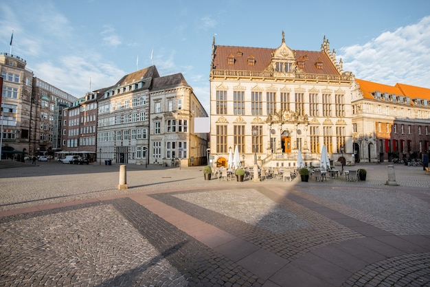 Vue sur la place du marché avec de beaux bâtiments anciens pendant la lumière du matin dans la ville de Brême, Allemagne