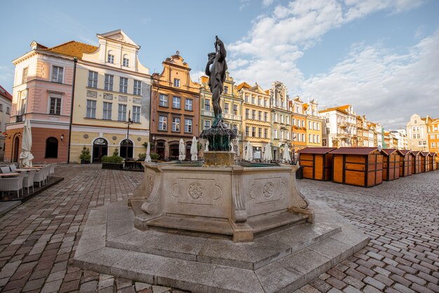 Vue sur la place du marché avec de beaux bâtiments à Poznan pendant la lumière du matin en Pologne