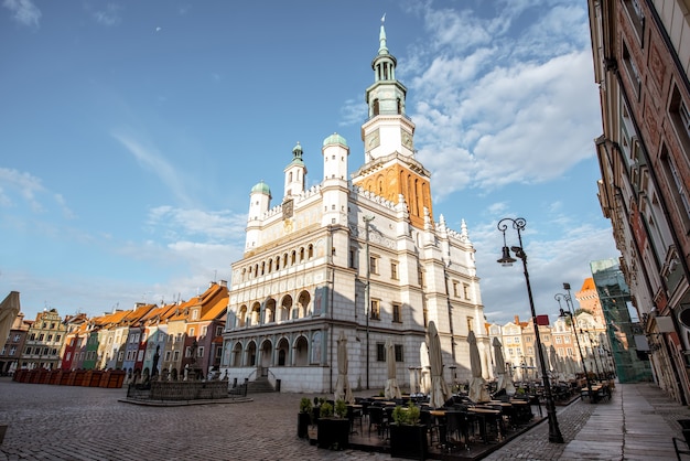 Vue sur la place du marché avec un bel hôtel de ville pendant la lumière du matin à Poznan, Cracovie