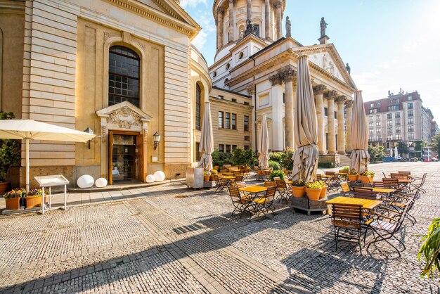 Vue sur la place Gendarmenmarkt près de la cathédrale française avec café pendant la lumière du matin dans la ville de Berlin