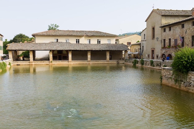 Photo vue sur la place principale de bagno vignoni toscane italie