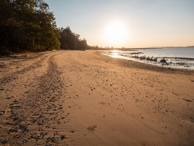 vue sur la plage au coucher du soleil