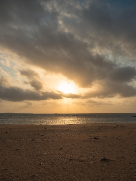 vue sur la plage au lever du soleil