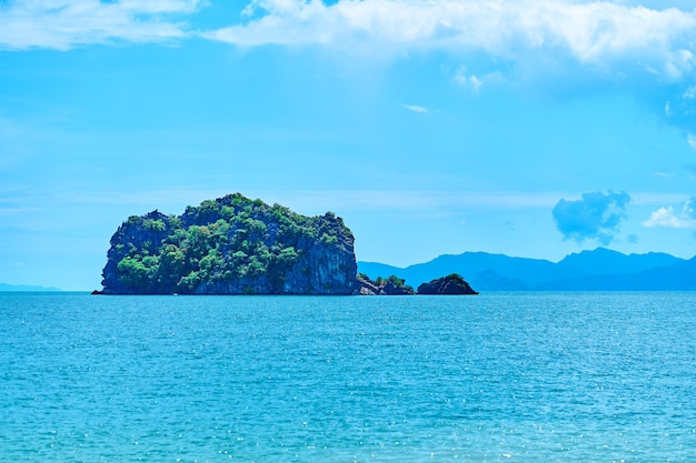 Vue de la plage aux rochers de l'océan loin de la côte. Paysage naturel d'une plage tropicale